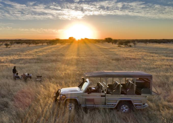 Sundowner – drink o zachodzie słońca wśród krajobrazów Namibii